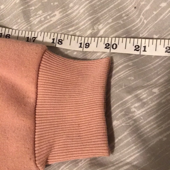 Cropped hoodie w/ embroidered flowers - Picture 2 of 4